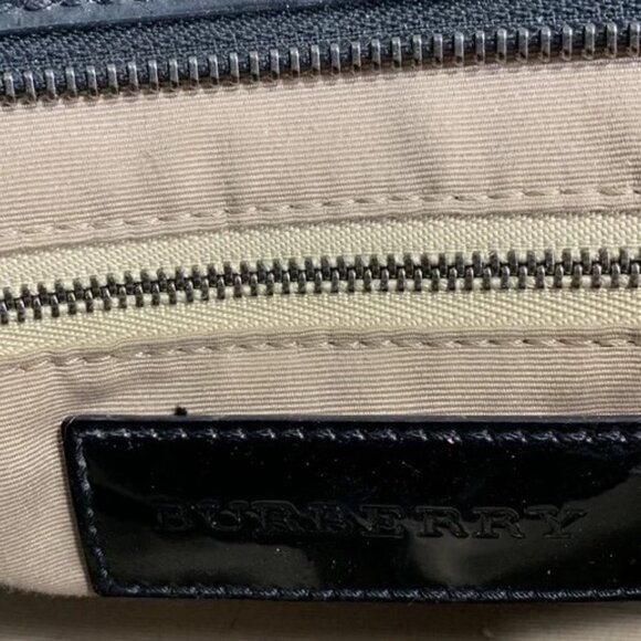 Burberry Extra Large shoulder bag. Comes with dust bag. - Picture 4 of 8